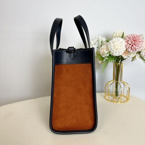 Coach CD750 Field Tote 22 With Horse And Carriage IN MIDNIGHT NAVY - Picture 4 of 6